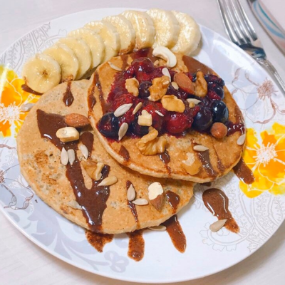 パンケーキ、バナナ、チョコソース