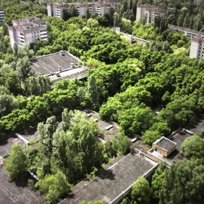 チェルノブイリ、森と建物を上空から見た