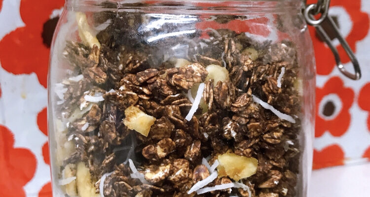 チョコレートのグラノーラが瓶に入ってる