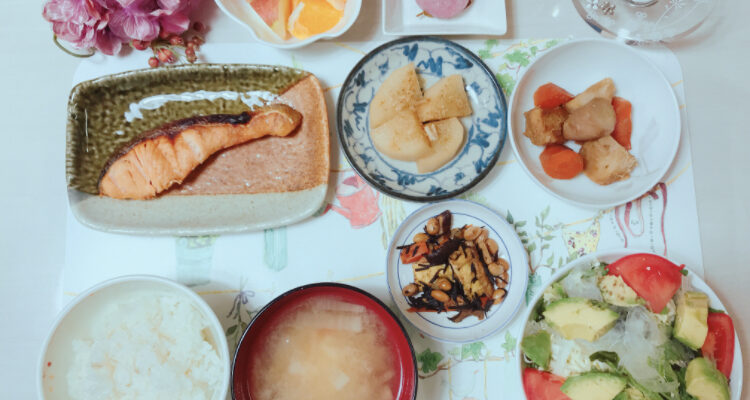 日本の夕食、和食
