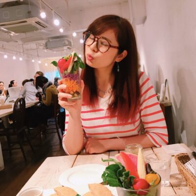 眼鏡をかけた女の子、ランチ、野菜