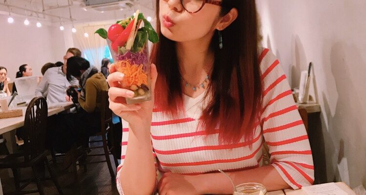 眼鏡をかけた女の子、ランチ、野菜