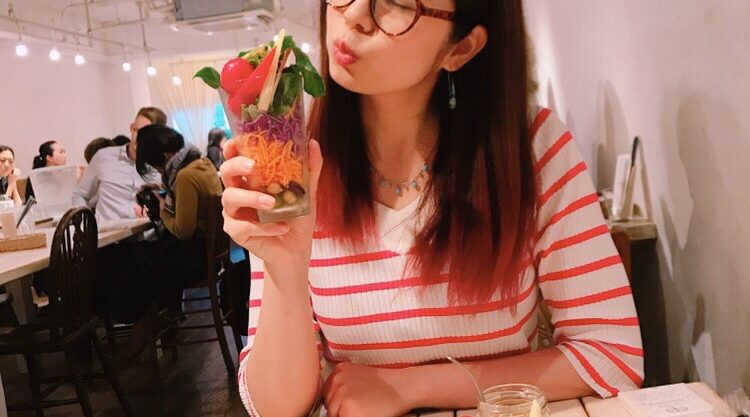 眼鏡をかけた女の子、ランチ、野菜