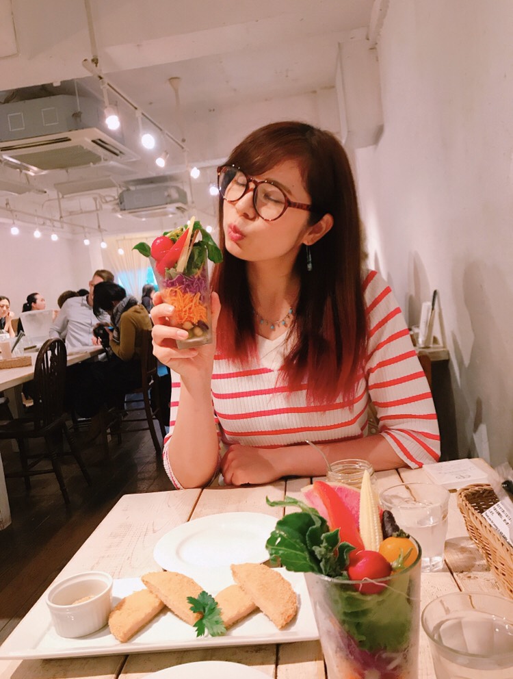 眼鏡をかけた女の子、ランチ、野菜