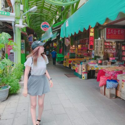 帽子をかぶった女が道にいる