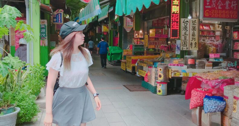 帽子をかぶった女が道にいる