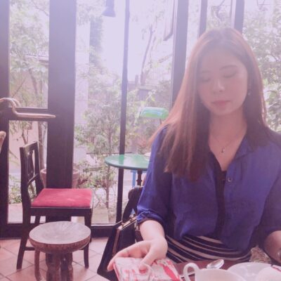 女、光が差し込んだカフェ、