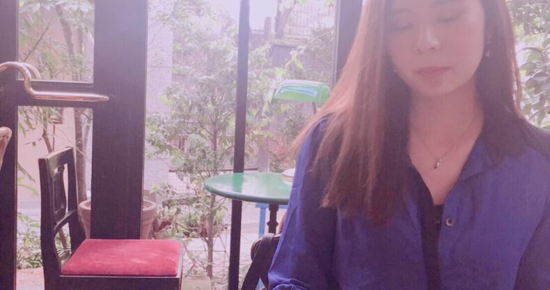 女、光が差し込んだカフェ、