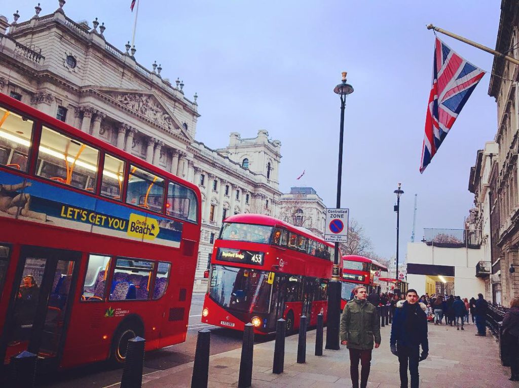 イギリス
