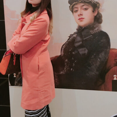 コートを着た女