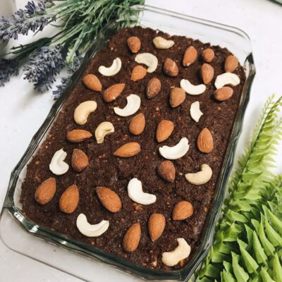 ブラウニーとナッツのチョコレートのスイーツ。花と草の飾り