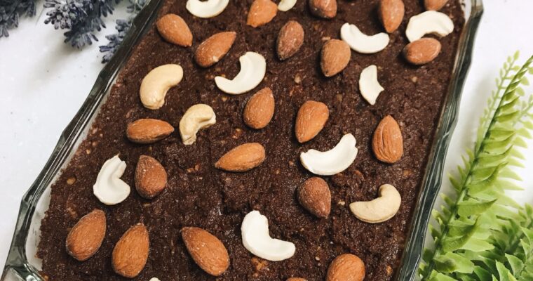 ブラウニーとナッツのチョコレートのスイーツ。花と草の飾り