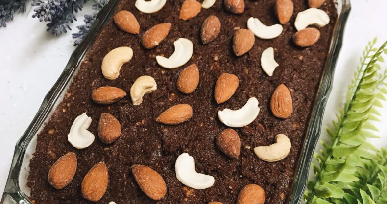 ブラウニーとナッツのチョコレートのスイーツ。花と草の飾り